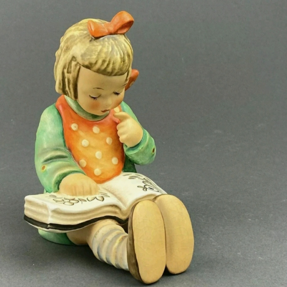 Hummel Figurine bookworm Girl